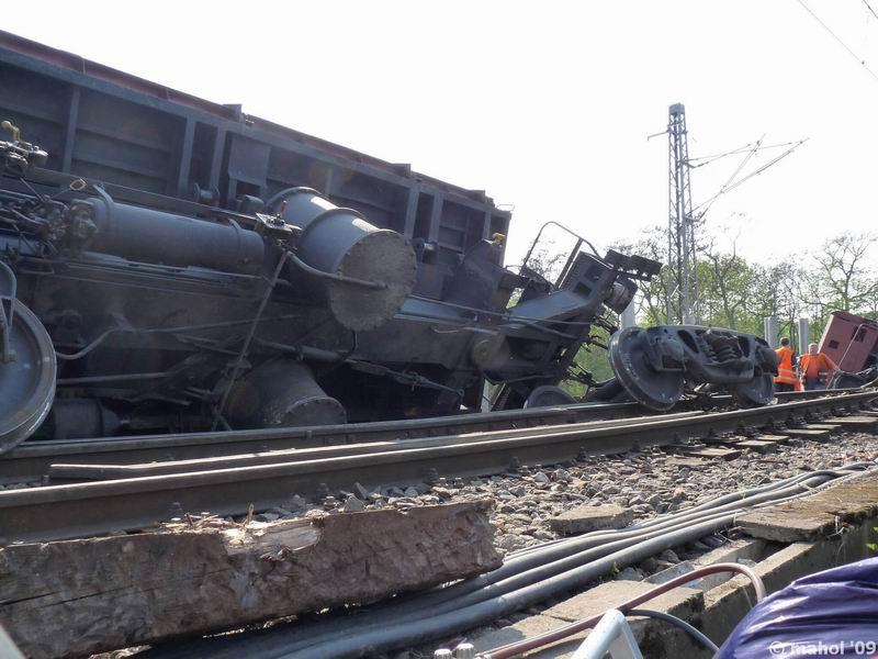 NP1030426.jpg - Nehoda nákladního vlaku na mostě v Čerčanech