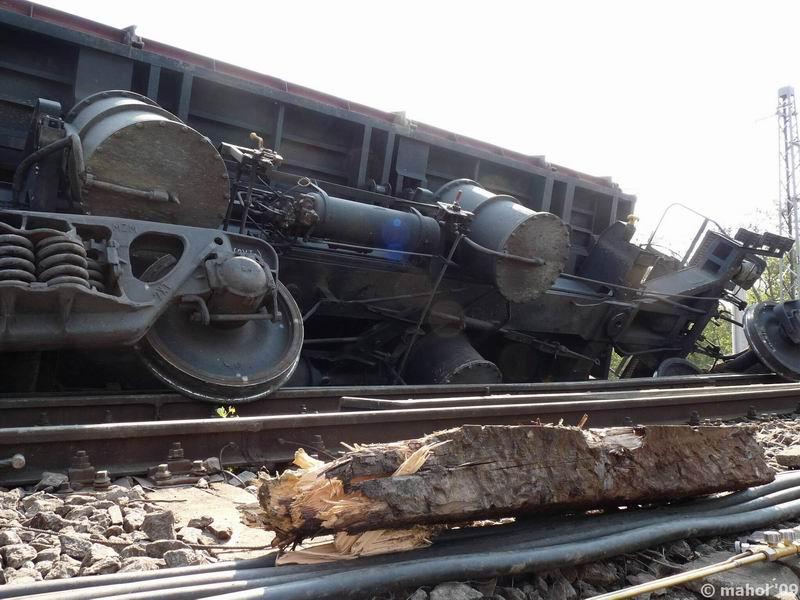 NP1030429.jpg - Nehoda nákladního vlaku na mostě v Čerčanech