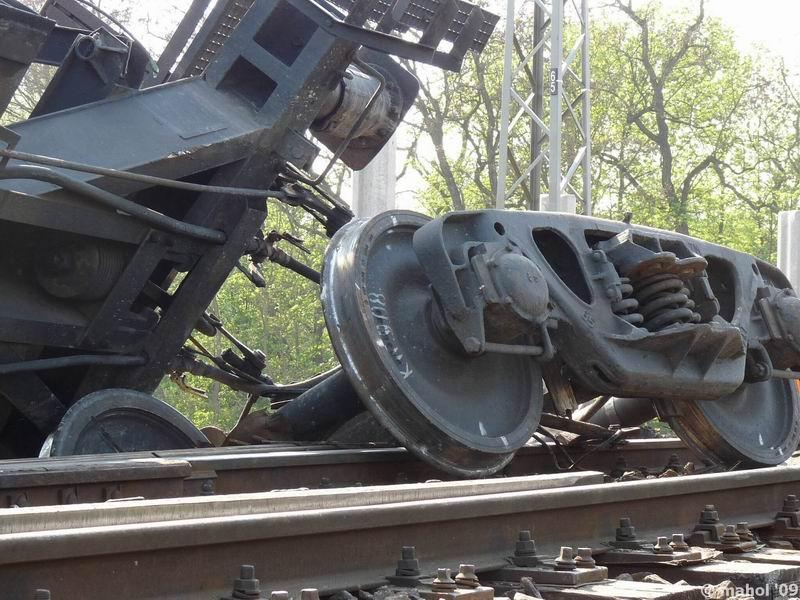 NP1030430.jpg - Nehoda nákladního vlaku na mostě v Čerčanech