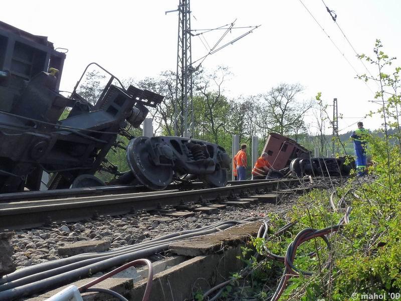 NP1030431.jpg - Nehoda nákladního vlaku na mostě v Čerčanech - pohled směr Pyšely (Praha)