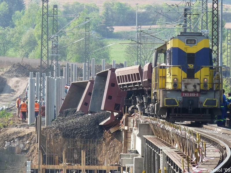 NP1030442.jpg - Nehoda nákladního vlaku na mostě v Čerčanech - pohled směr Pyšely (Praha)