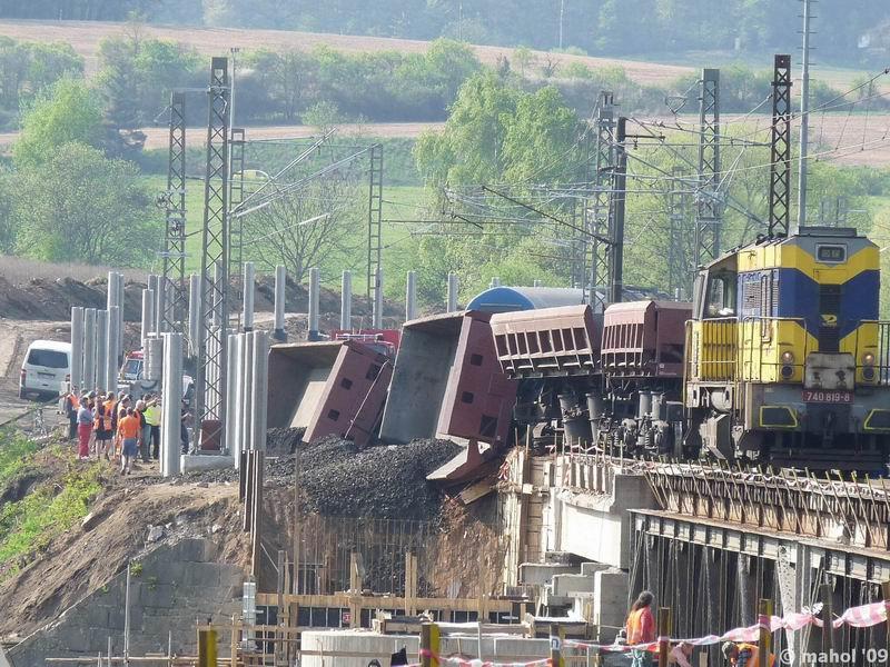 NP1030443.jpg - Nehoda nákladního vlaku na mostě v Čerčanech - pohled směr Pyšely (Praha)
