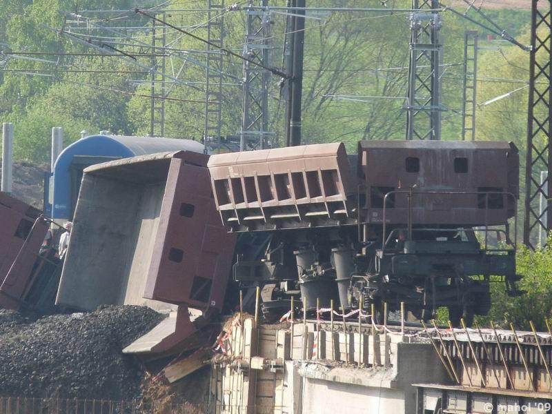 NP1030475.jpg - Nehoda nákladního vlaku na mostě v Čerčanech - pohled směr Pyšely (Praha)