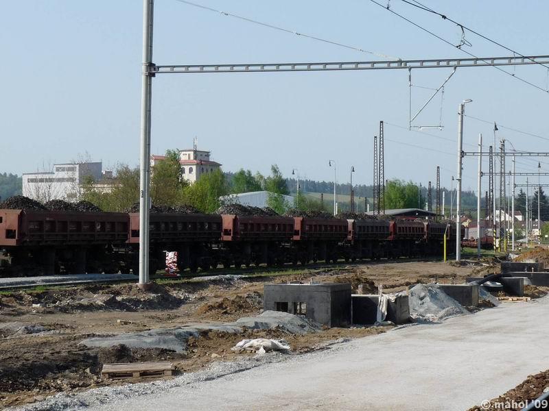 NP1030501.jpg - část vozů z havarovaného nákladního vlaku ve stanici Čerčany