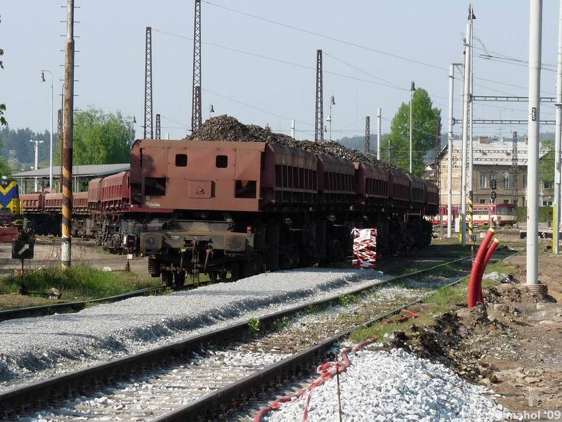 NP1030517.jpg - část vozů z havarovaného nákladního vlaku ve stanici Čerčany