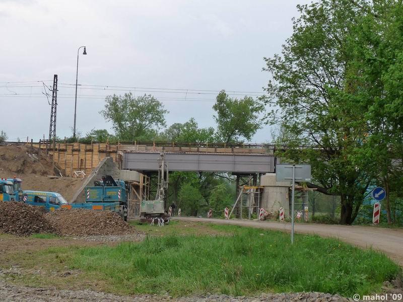 P1030722.jpg - nová mostní konstrukce - vpravo stanice Čerčany, vlevo směr Pyšely