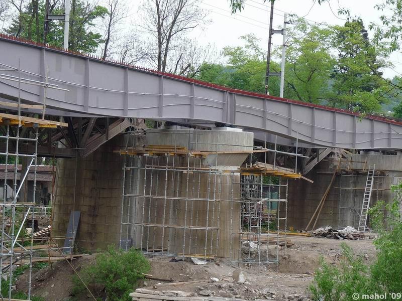 P1030732.jpg - usazení mostní konstrukce na pilířích mostu