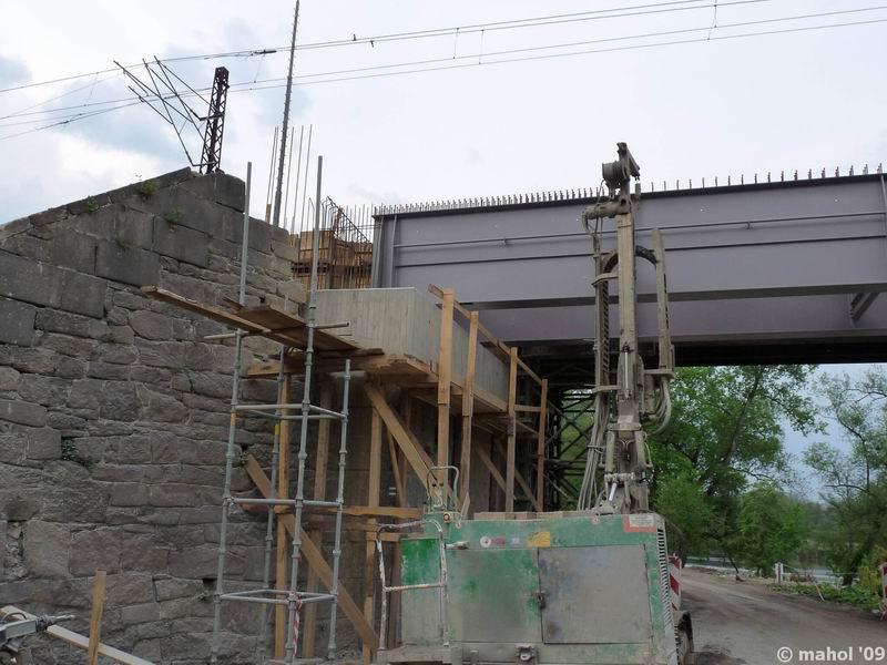 P1030735.jpg - nová mostní konstrukce - vpravo stanice Čerčany, vlevo směr Pyšely