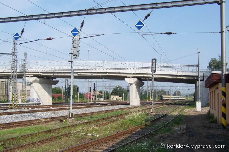013nove.jpg - Most přes nádraží u Sladovny