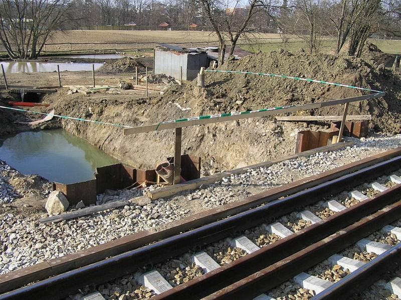 sezimak_01_03_fotka01.jpg - Sezimovo Usti, propustek v zastavce 26.2.2008