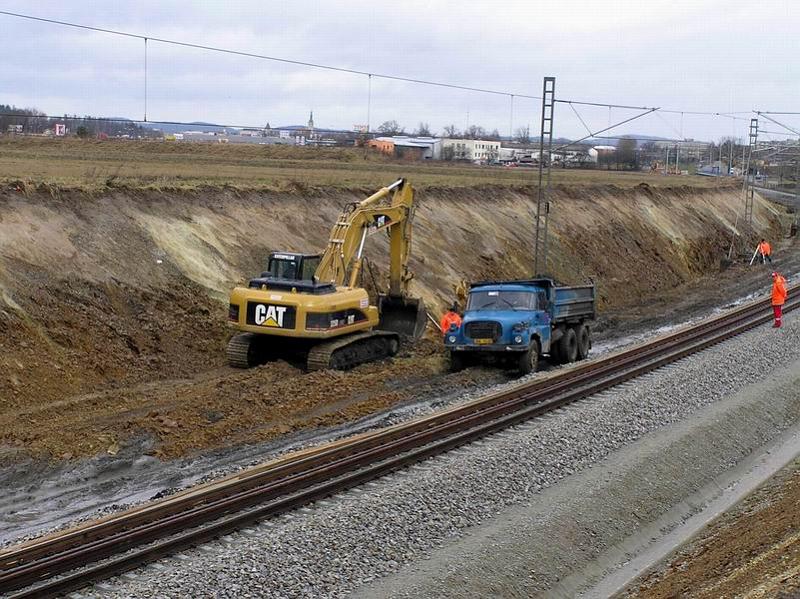 sezimak_01_03_fotka14.jpg - Sezimovo Usti, bagravani ryhy pro odvodneni 1.3.2008