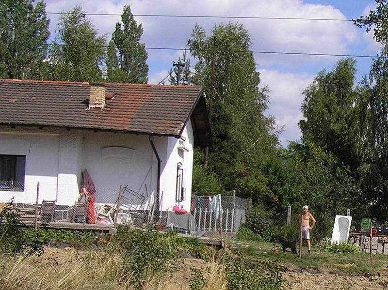 zmizele_do-ta_fotka18.jpg - Klasická pohled na strážní domek u Kovosvitu v Sezimově Ústí s jeho obyvatelem