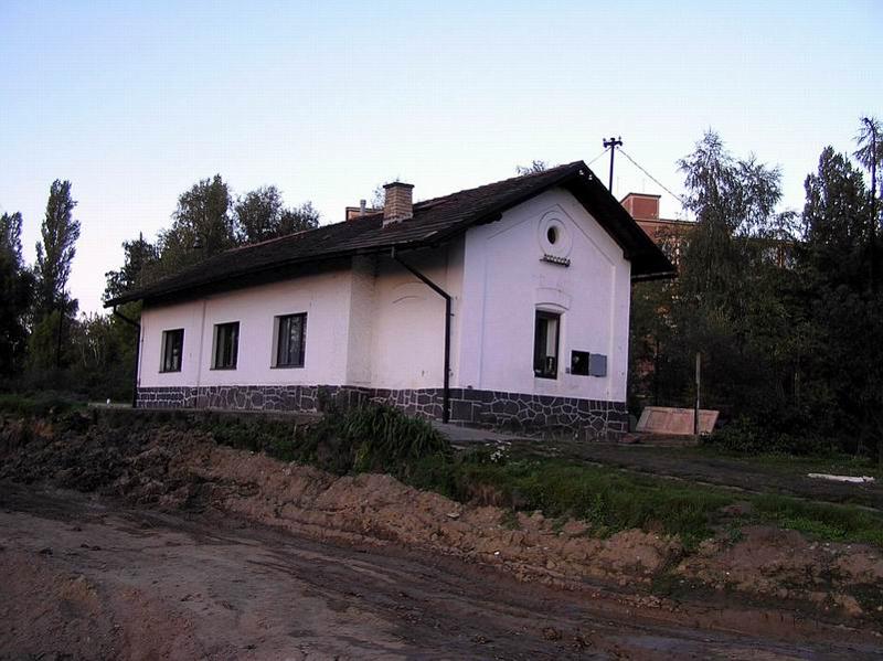zmizele_do-ta_fotka19.jpg - Strážní domek u Kovosvitu v Sezimově Úatí, do poslední chvíle obýván, zbourán v září 2007
