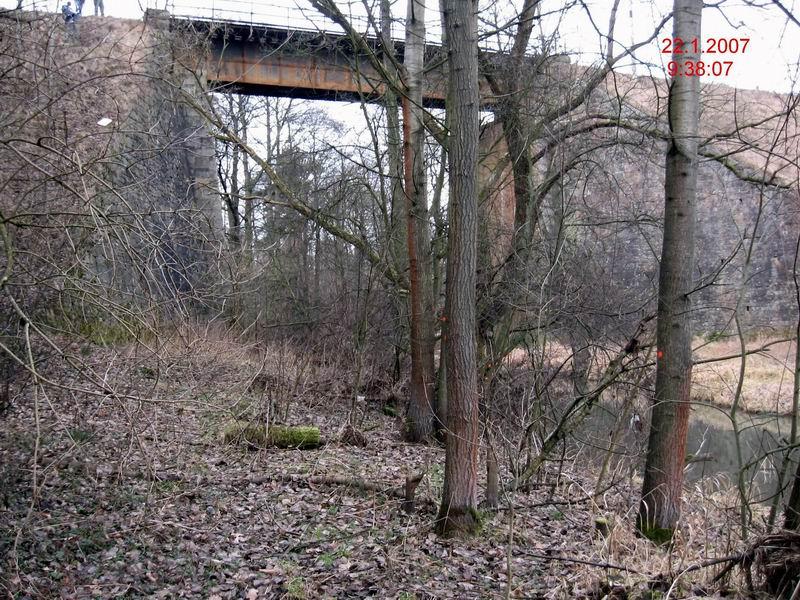 zmizele_do-ta_fotka25.jpg - Most přes Kozský potok v Sezimově Ústí, mostovka snesena v lednu 2007